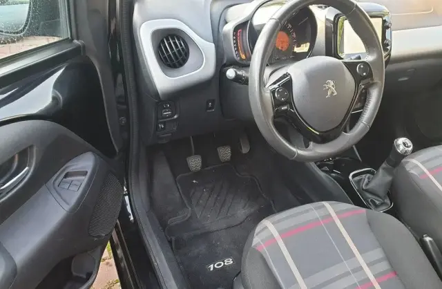 PEUGEOT 108 