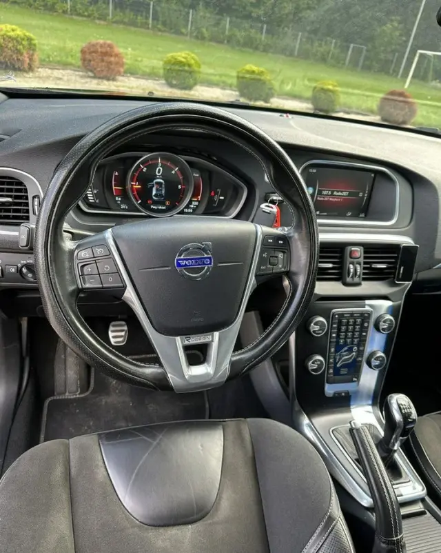 VOLVO V40 