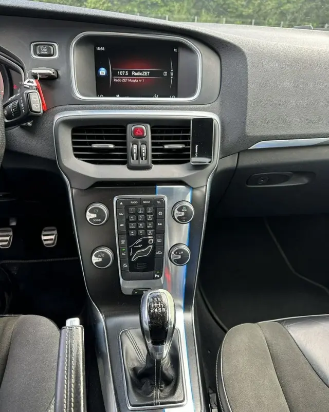 VOLVO V40 