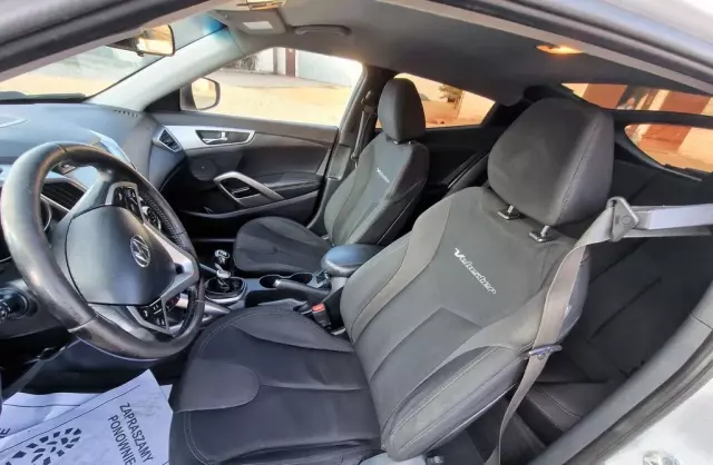 HYUNDAI Veloster 