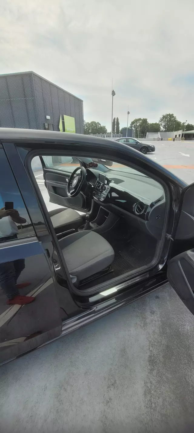 VOLKSWAGEN Up! High up!