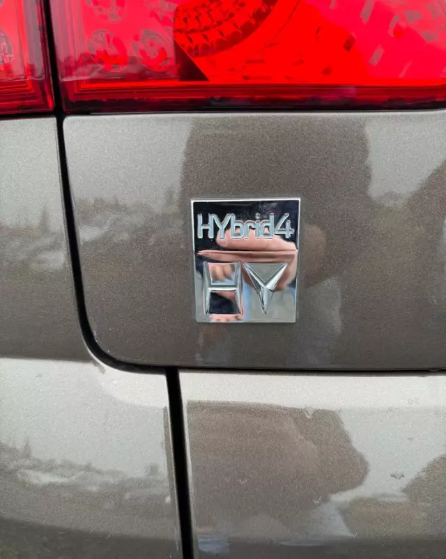 PEUGEOT 3008 2.0 HDi HYbrid4