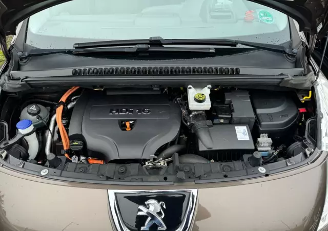 PEUGEOT 3008 2.0 HDi HYbrid4