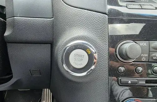 INFINITI QX70 