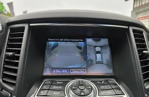 INFINITI QX70 