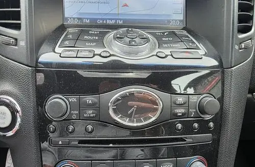 INFINITI QX70 
