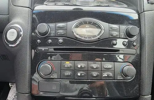 INFINITI QX70 