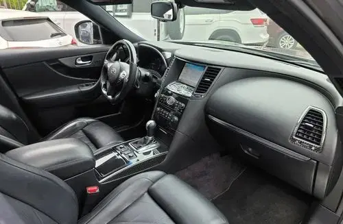 INFINITI QX70 