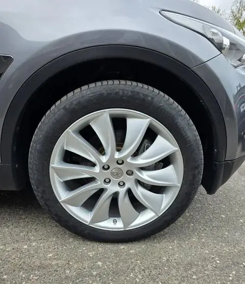 INFINITI QX70 