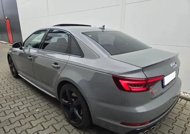 AUDI S4 Limousine 