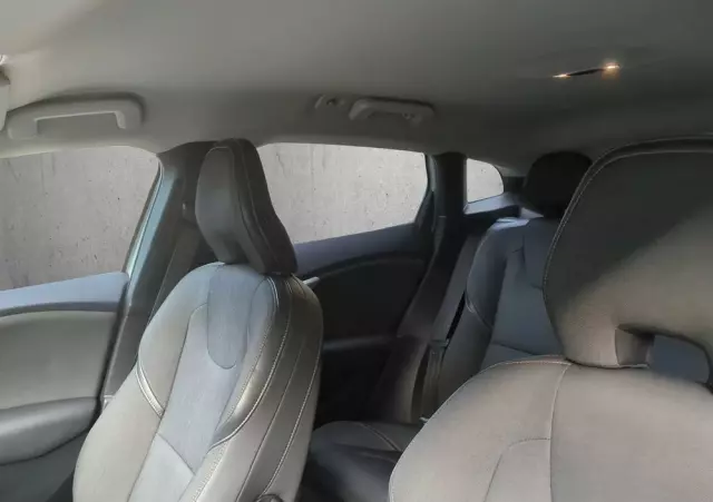 VOLVO V40 Cross Country D2 Momentum