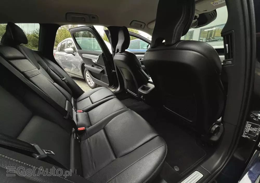 VOLVO V90 D4 Momentum Pro
