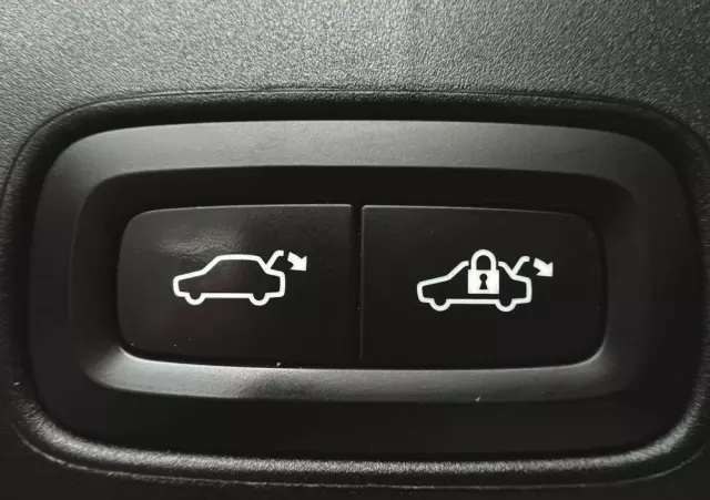 VOLVO V90 D4 Momentum Pro