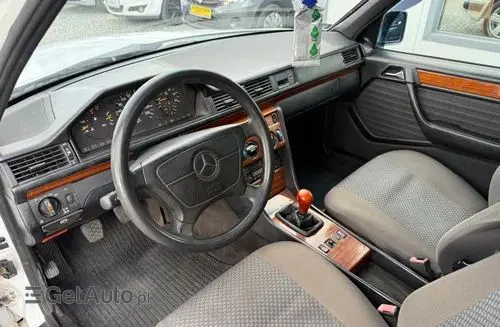 MERCEDES-BENZ W124 