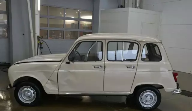 RENAULT 4 