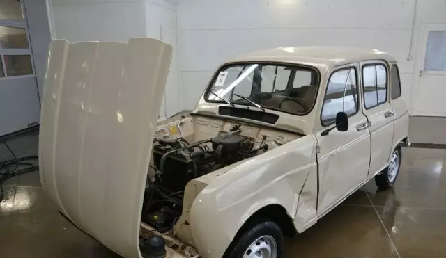 RENAULT 4 