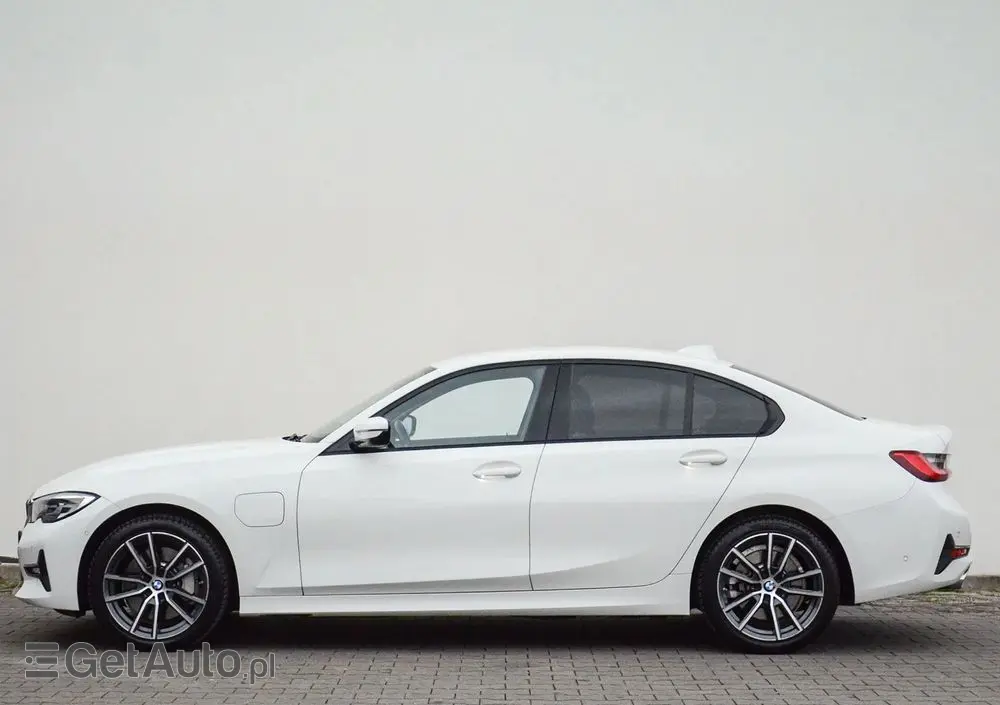 BMW Seria 3 330e Sport Line