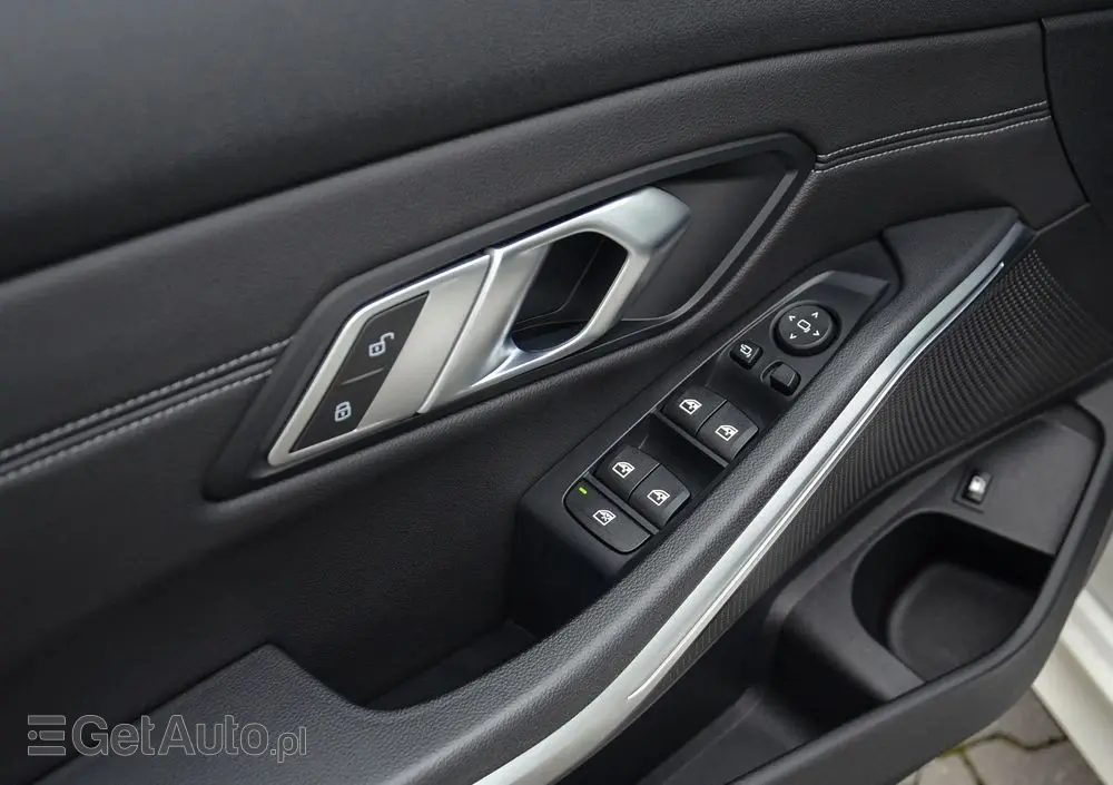 BMW Seria 3 330e Sport Line