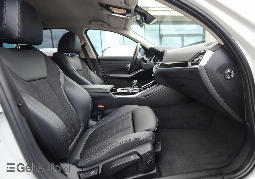 BMW Seria 3 330e Sport Line