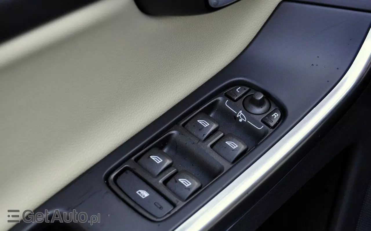 VOLVO XC 60 D4 Drive-E Momentum