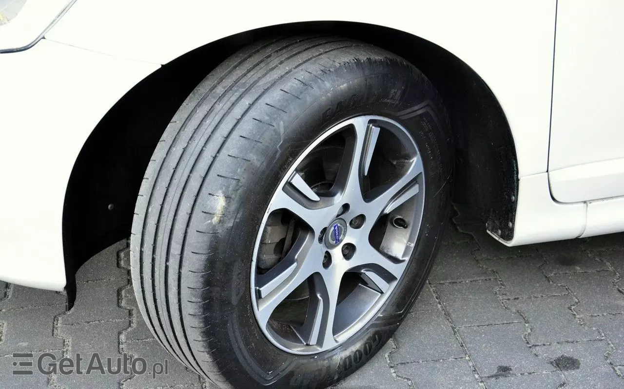 VOLVO XC 60 D4 Drive-E Momentum