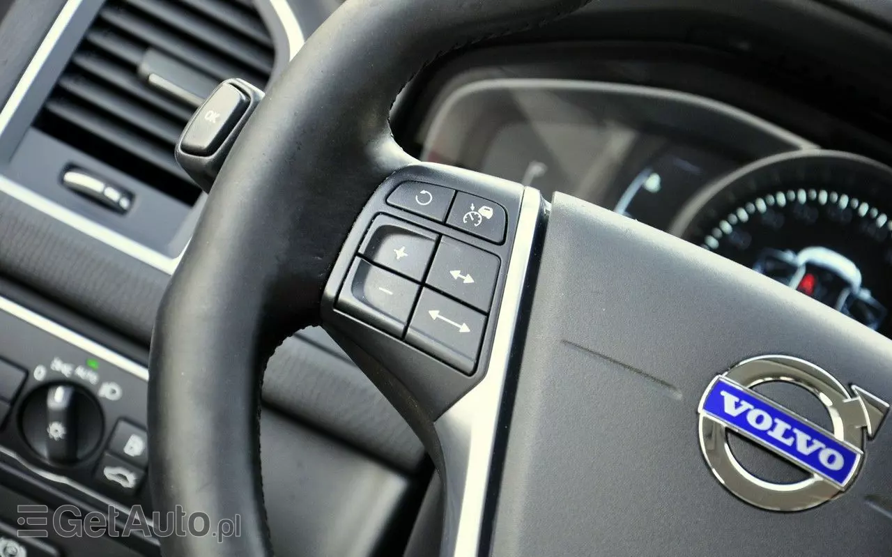 VOLVO XC 60 D4 Drive-E Momentum