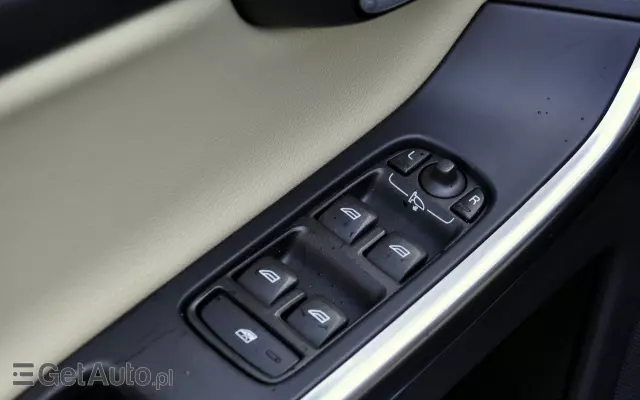 VOLVO XC 60 D4 Drive-E Momentum