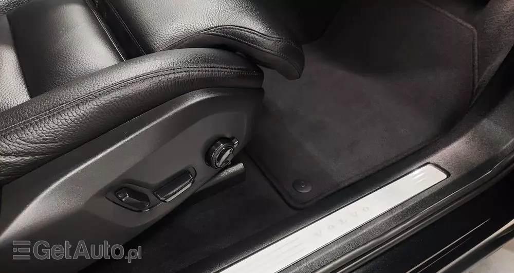 VOLVO XC 60 B4 D Plus Dark