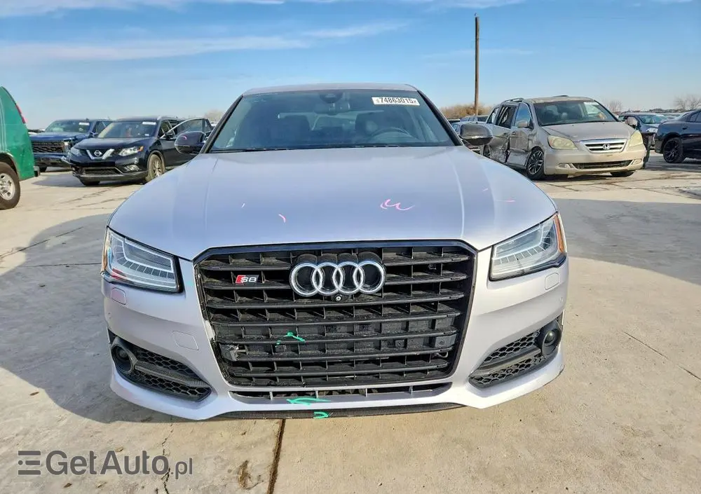 AUDI S8 