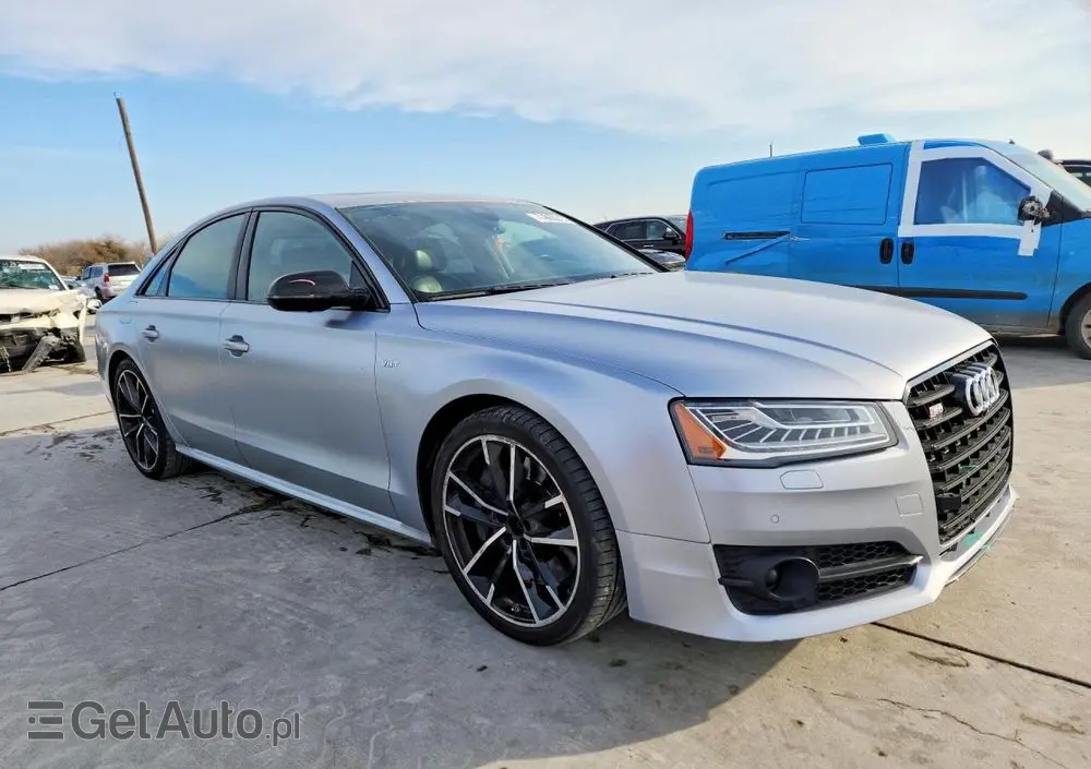 AUDI S8 