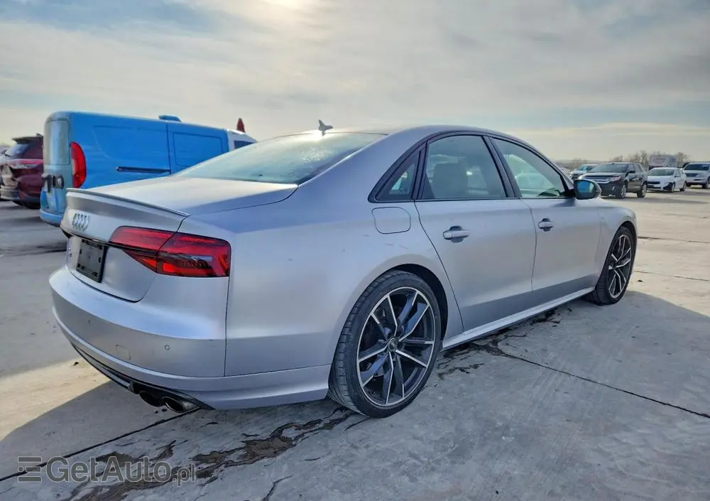 AUDI S8 