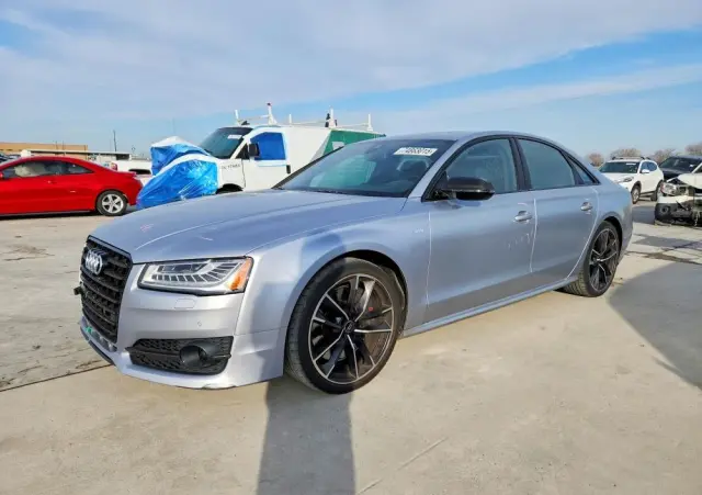 AUDI S8 