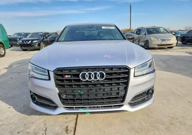 AUDI S8 