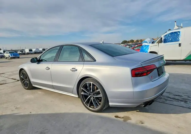 AUDI S8 
