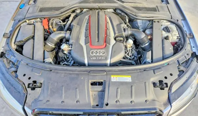 AUDI S8 