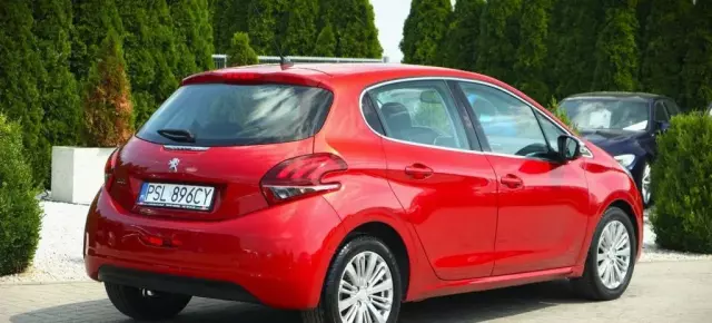 PEUGEOT 208 
