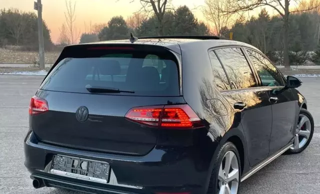VOLKSWAGEN Golf 