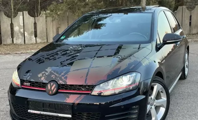 VOLKSWAGEN Golf 