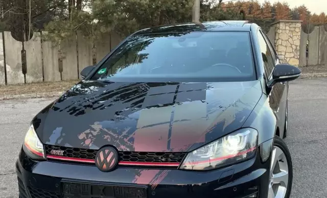 VOLKSWAGEN Golf 
