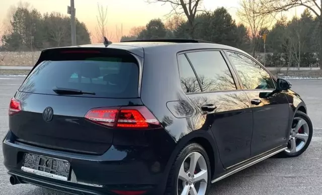 VOLKSWAGEN Golf 