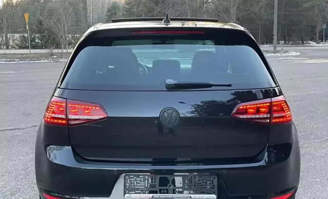VOLKSWAGEN Golf 