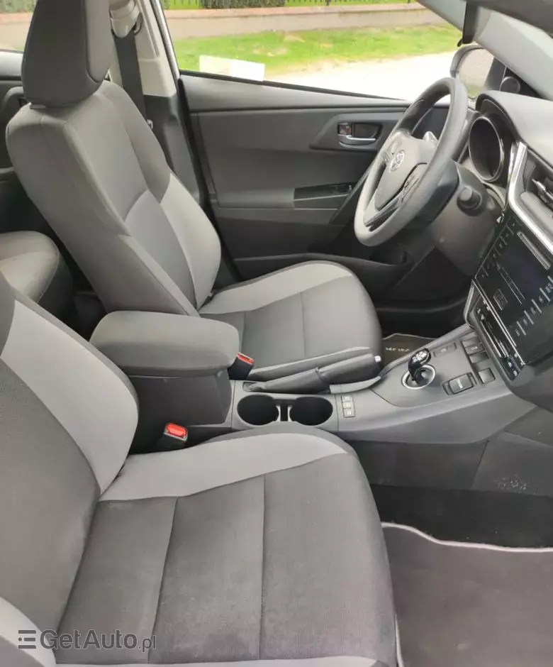 TOYOTA Auris 