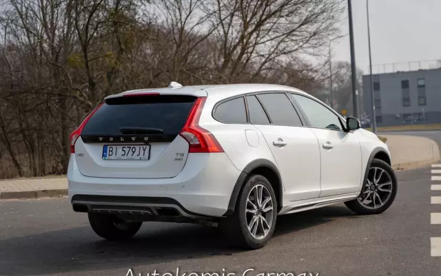 VOLVO V60 Cross Country T5 AWD Summum