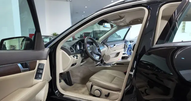 MERCEDES-BENZ Klasa C 200 CGI Automatik BlueEFFICIENCY Elegance