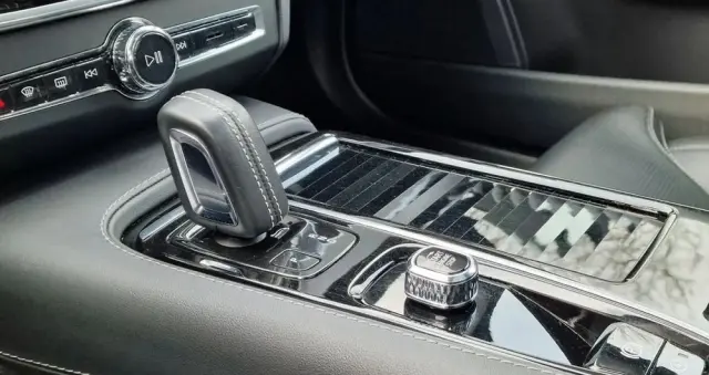 VOLVO V90 T8 AWD Plug-In Hybrid R-Design