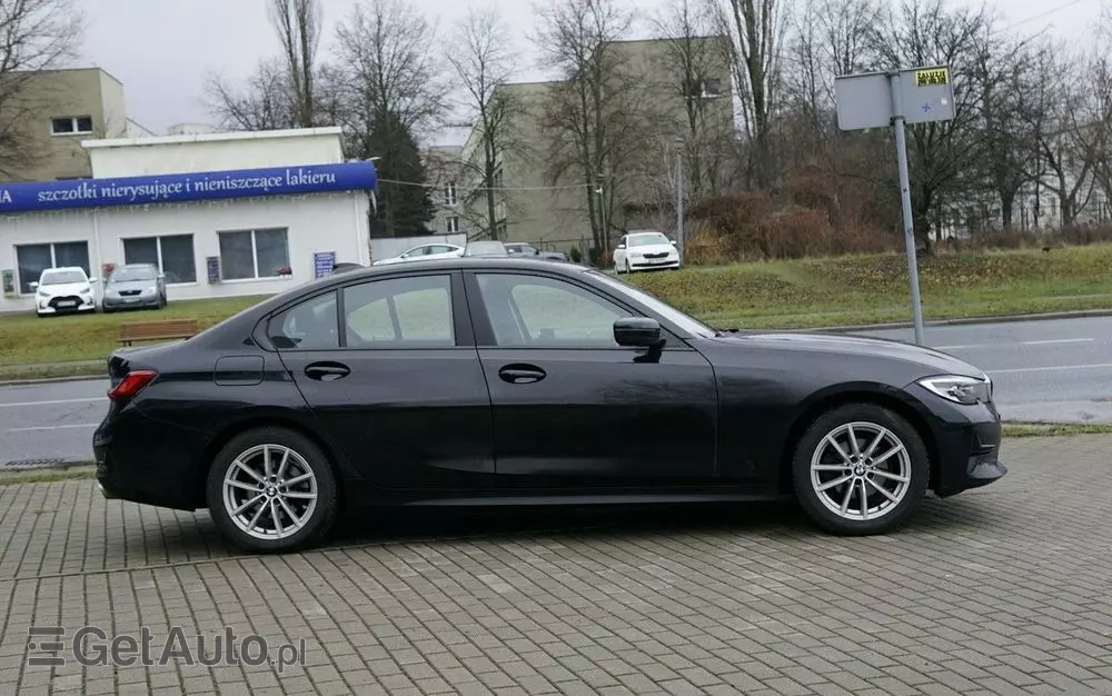 BMW Seria 3 318i Advantage