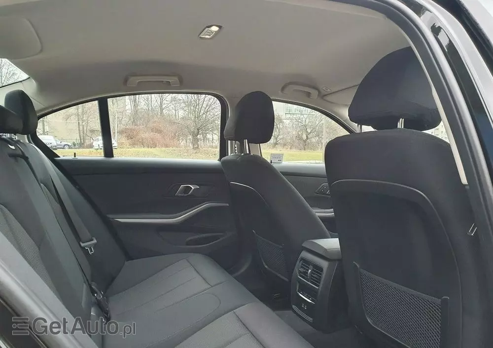 BMW Seria 3 318i Advantage