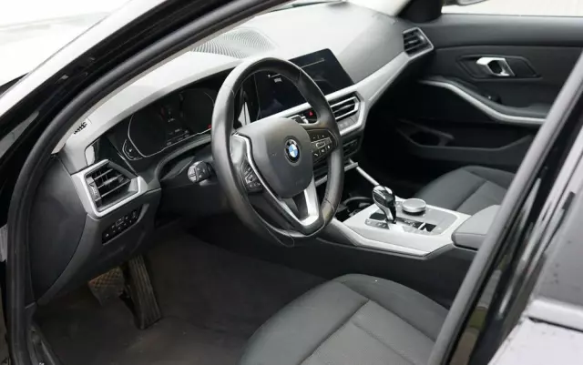 BMW Seria 3 318i Advantage
