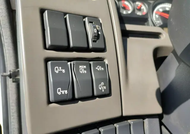 RENAULT Midlum 180.240DXI + HDS HYVA HB170E2 Udzwig 3.6Tony 