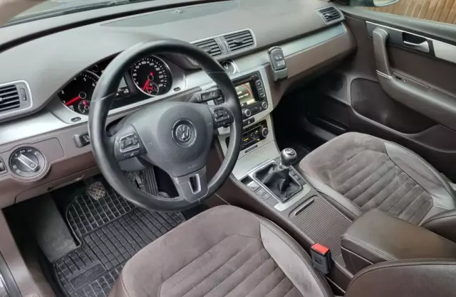 VOLKSWAGEN Passat 